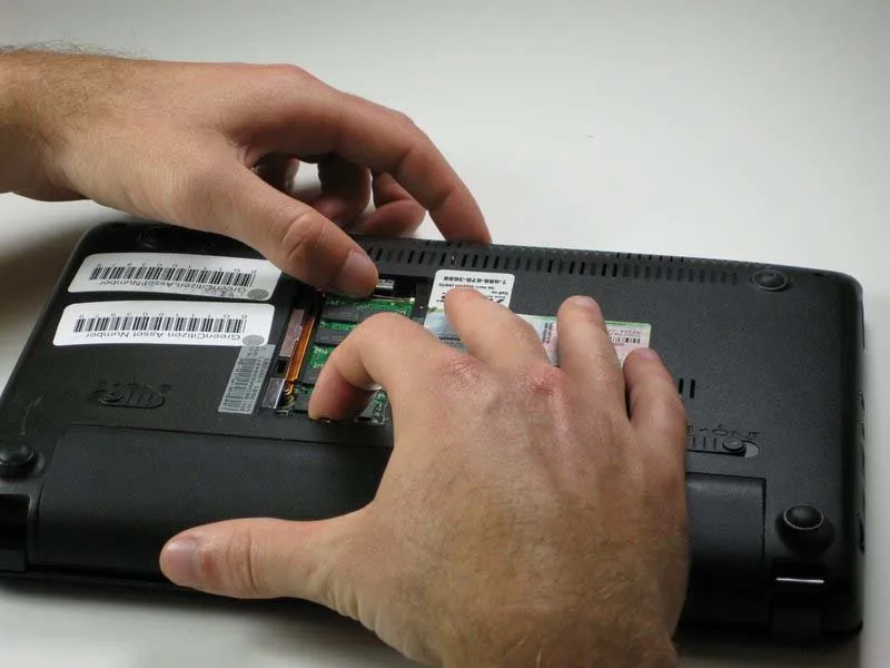 cac-buoc-thay-the-ram-tren-asus-eee-pc-1005ha-ai-cung-biet-lam-h3