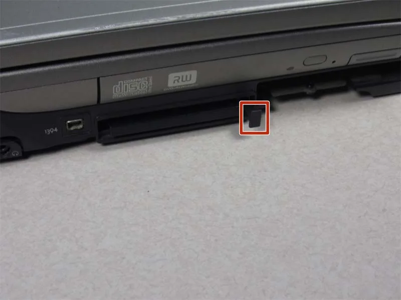 mach-ban-cach-thay-the-pcmcia-tren-dell-inspiron-9100