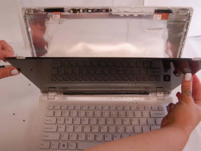 quy-trinh-thay-man-hinh-lcd-laptop-sony-vaio-vpccw17fx-h6