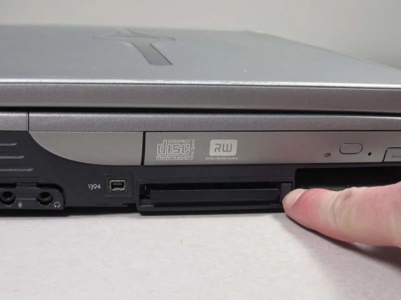 mach-ban-cach-thay-the-pcmcia-tren-dell-inspiron-9100-h2