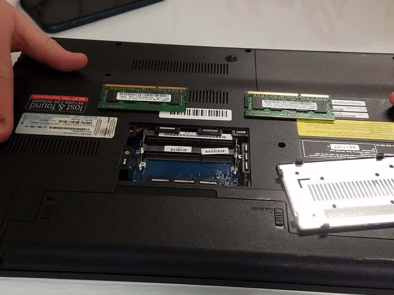 huong-dan-thay-thanh-ram-cho-laptop-sony-vaio-vpcel17fx-h4
