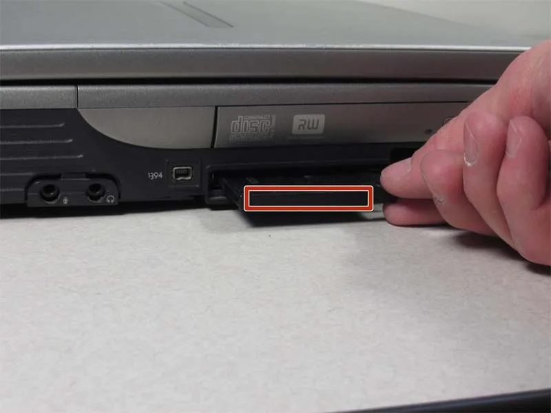 mach-ban-cach-thay-the-pcmcia-tren-dell-inspiron-9100-h3