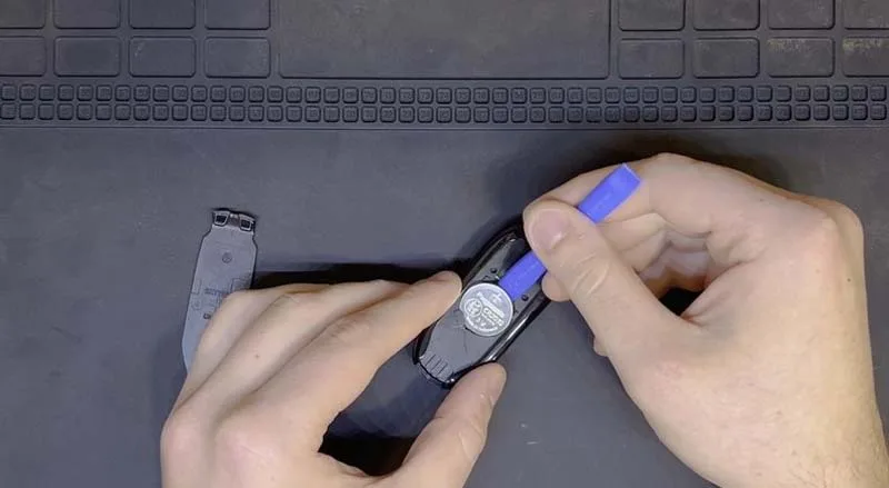 thao-roi-thiet-bi-djieu-khien-tesla-model-3-key-fob-h2