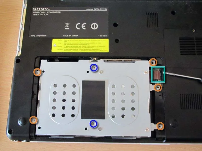 huong-dan-cach-thay-ban-phim-laptop-sony-vaio-vpcec1m1e-h2
