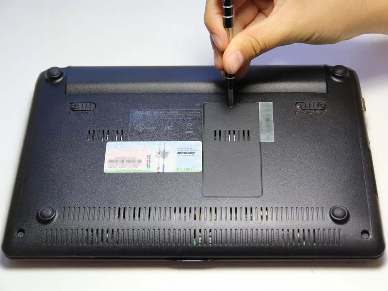 huong-dan-cach-thay-the-o-cung-cho-asus-eee-pc-1005peb-h12