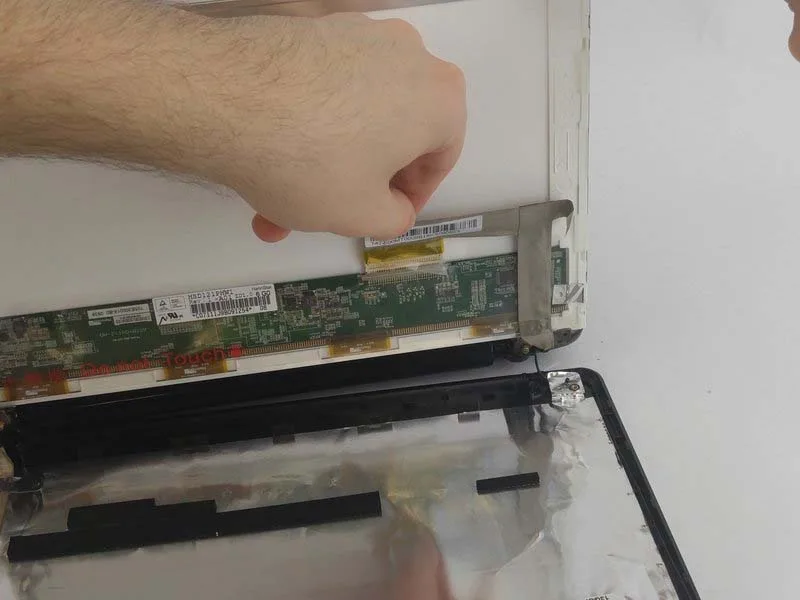 quy-trinh-thay-thao-man-hinh-tren-asus-eee-pc-1201n-h9