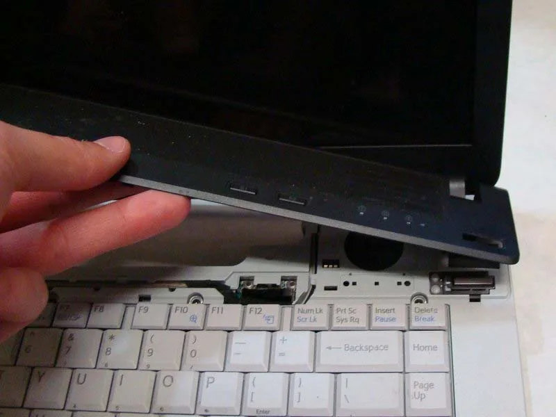 huong-dan-cach-thay-ban-phim-laptop-sony-vaio-vgn-fs640-h11