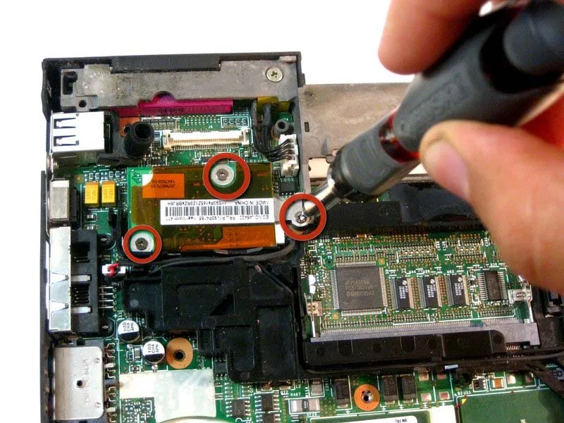 cac-buoc-thay-the-ram-cho-ibm-thinkpad-t42-h15