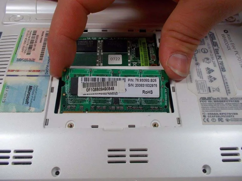 cach-thay-ram-tren-asus-eee-pc701sd-whi004x-h5