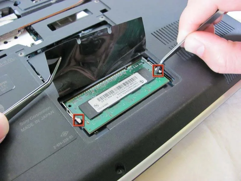 huong-dan-cach-thay-ram-cho-laptop-sony-vaio-vgn-sz120p