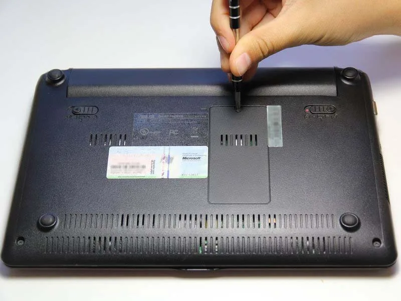 quy-trinh-thay-ram-laptop-asus-eee-pc-1005peb