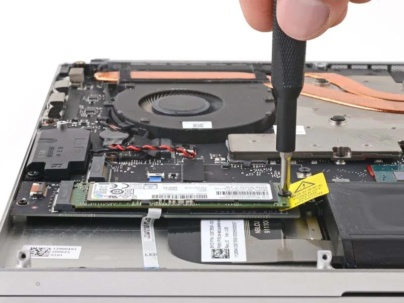 cach-thay-o-cung-ssd-cho-laptop-razer-blade-15-h8