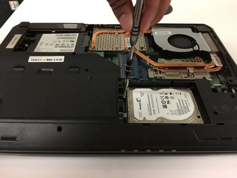 quy-trinh-thay-o-cung-cyberpowerpc-fangbook-ms-1763-h6