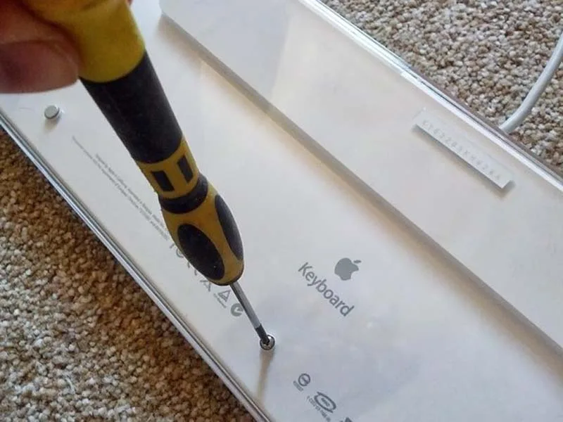 huong-dan-thao-roi-ban-phim-apple-dje-ve-sinh-mang-pcb-h2