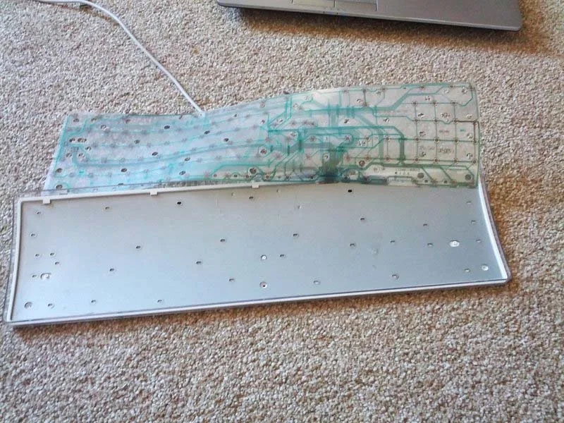 huong-dan-thao-roi-ban-phim-apple-dje-ve-sinh-mang-pcb-h4