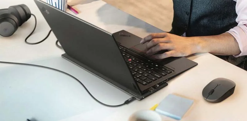 khi-nao-nen-tranh-vua-sac-pin-vua-dung-laptop