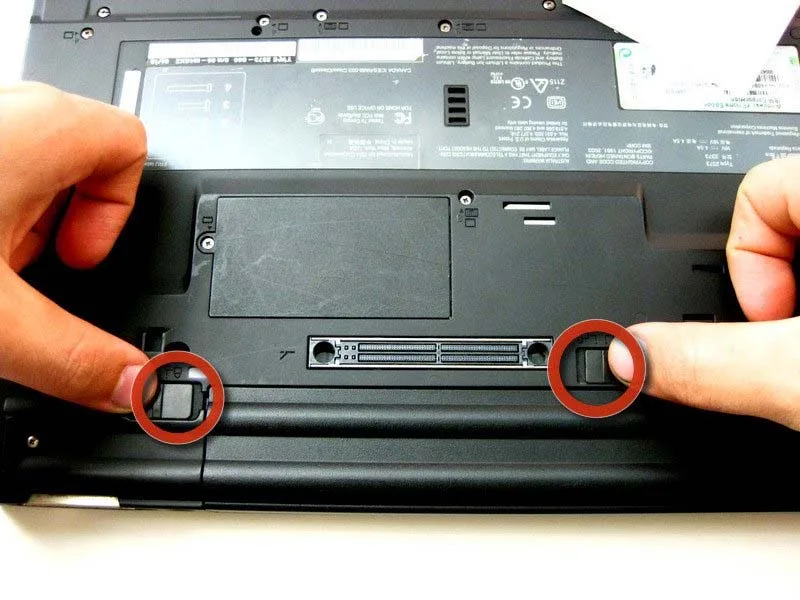 cac-buoc-thay-the-ram-cho-ibm-thinkpad-t42-h20