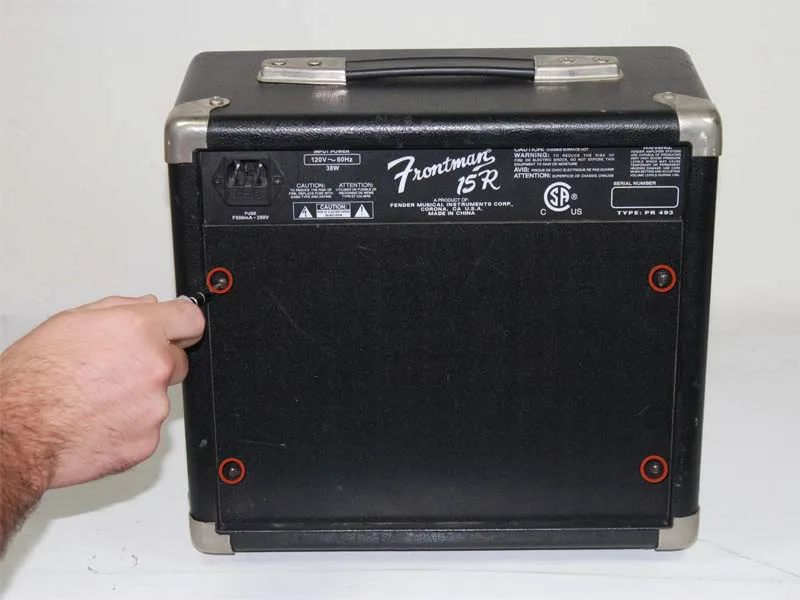 huong-dan-sua-jack-cam-djau-vao-tren-ampli-fender-frontman-15r