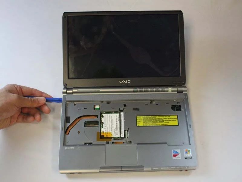 cac-buoc-thay-vo-nhua-cho-sony-vaio-pcg-4g1l-h12