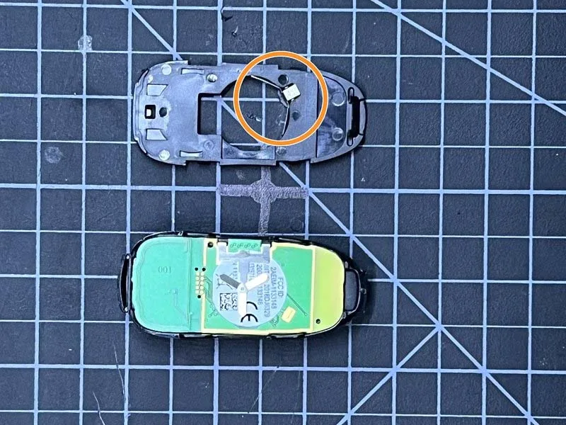 thao-roi-thiet-bi-djieu-khien-tesla-model-3-key-fob-h5