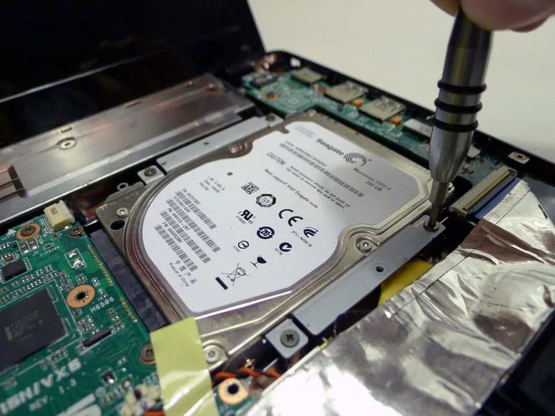 mach-ban-cach-thay-o-cung-tren-asus-eee-pc-1215n-h12