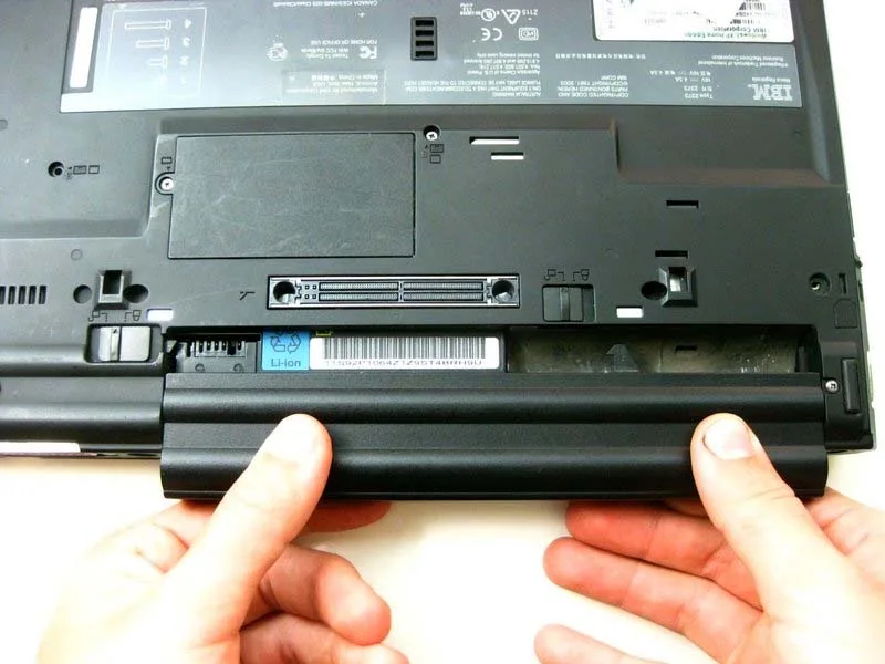 cac-buoc-thay-the-ram-cho-ibm-thinkpad-t42