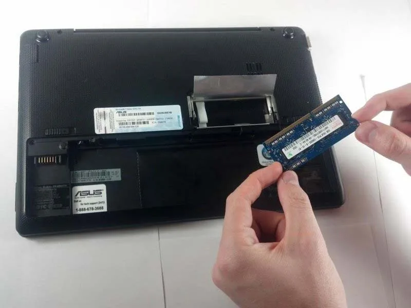 huong-dan-cach-thay-ram-tren-asus-eee-pc-1018p-h7