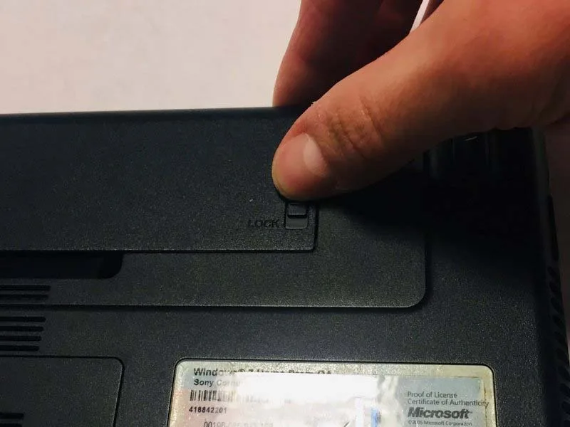 huong-dan-thay-pin-laptop-sony-vaio-vpcea3c5e-h3