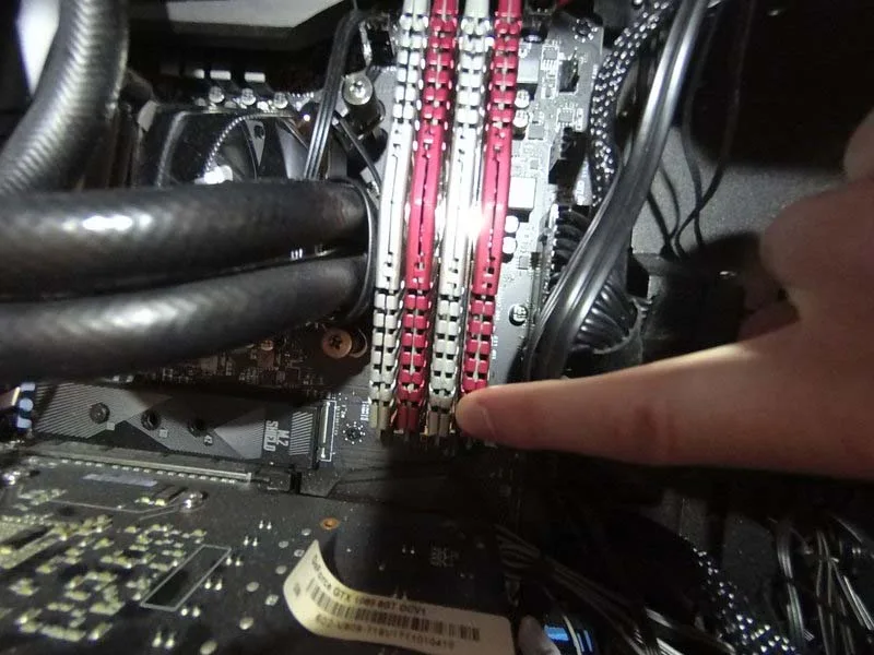 cach-thay-ram-bo-mach-chu-msi-z370-gaming-pro-carbon-h8