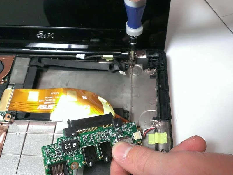 cac-buoc-thay-man-hinh-asus-eee-pc-1008ha-h5