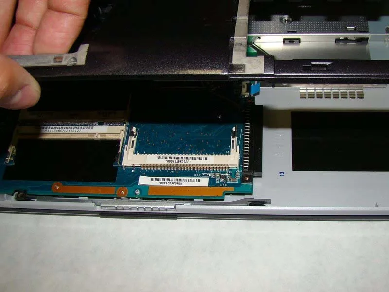 huong-dan-cach-thay-man-hinh-lcd-sony-vaio-vgn-fs640-h4