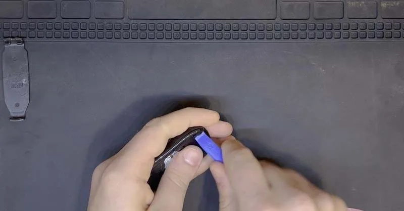 thao-roi-thiet-bi-djieu-khien-tesla-model-3-key-fob-h3