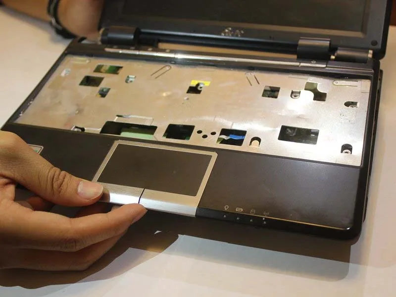 huong-dan-thay-the-touchpad-tren-asus-eee-pc-1000-hd-h4