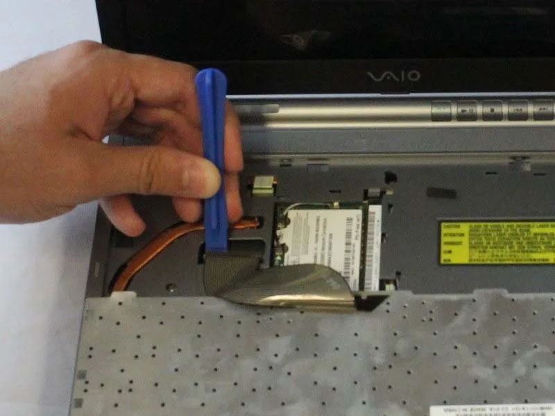 cac-buoc-thay-vo-nhua-cho-sony-vaio-pcg-4g1l-h6