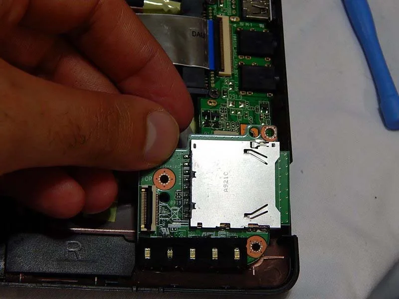 thay-the-djau-djoc-the-sd-cho-asus-eee-pc-1005ha-h10