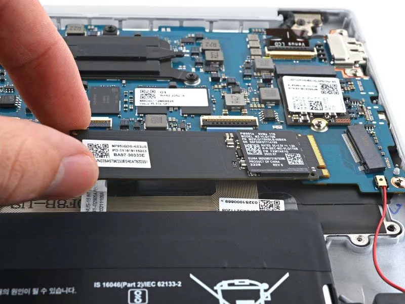 cach-thay-o-ssd-phu-tren-samsung-galaxy-book-pro-15-h9