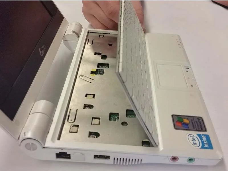 huong-dan-cach-thay-ban-phim-asus-eee-pc701sd-whi004x-h4