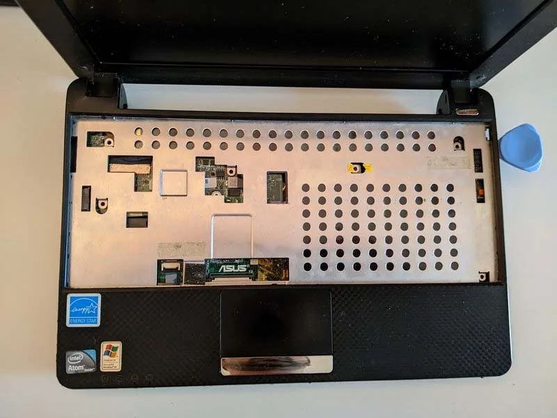 cach-phan-tach-asus-eee-pc-1001px-sua-loi-man-hinh-djen-h4