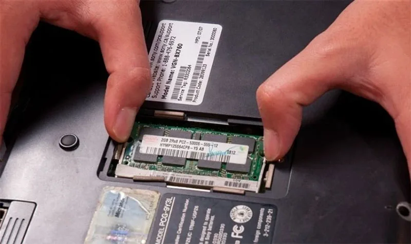 4-cach-thay-ram-cho-laptop-khong-can-tho-tu-thay-tai-nha-h3