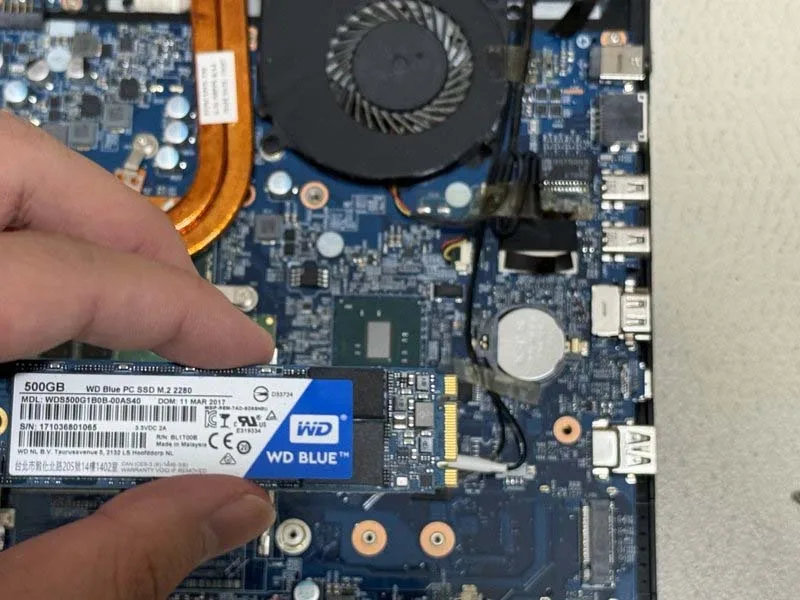 huong-dan-cach-thay-ssd-trong-laptop-eluktronics-n850hk-h5