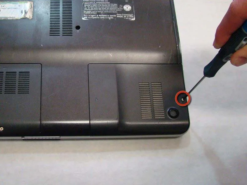 huong-dan-cac-buoc-thao-nap-lung-sony-vaio-vgn-fs640-h6