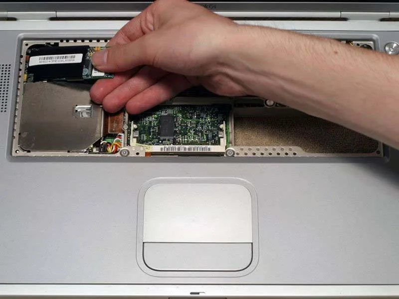 cach-thay-khay-giu-the-pcmcia-tren-powerbook-g4-titanium-onyx-h13