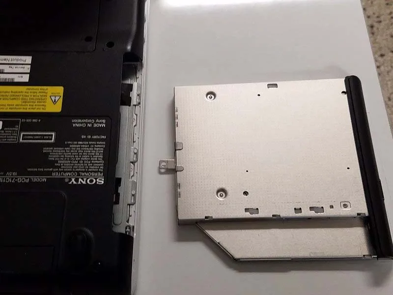 huong-dan-thay-o-djia-quang-sony-vaio-vgn-fs640-h3