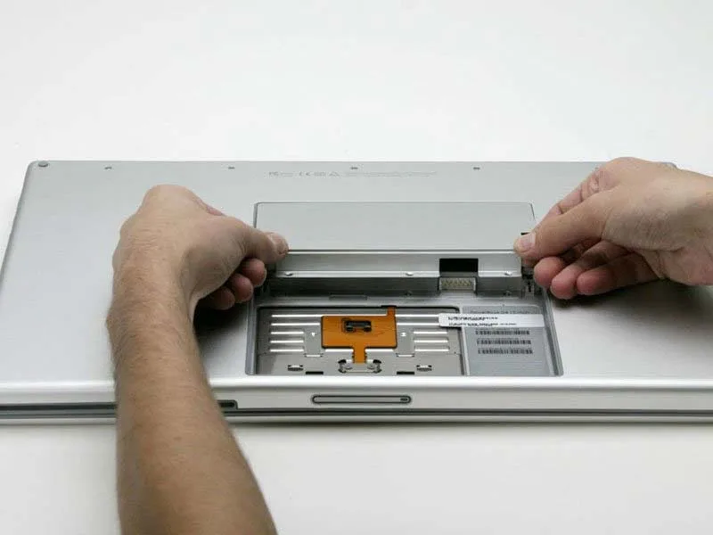 huong-dan-thay-ram-cho-powerbook-g4-aluminum-17-1–167-ghz-h3