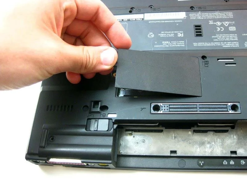 cac-buoc-thay-the-ram-cho-ibm-thinkpad-t42-h4