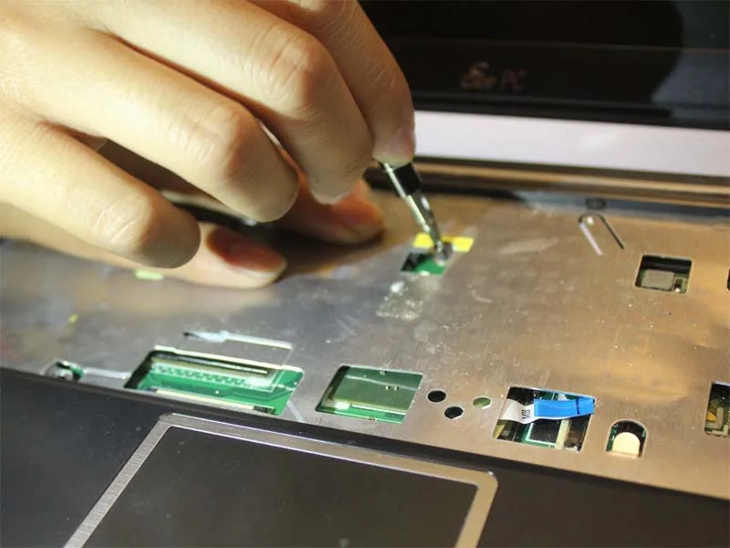 huong-dan-thay-the-touchpad-tren-asus-eee-pc-1000-hd-h3