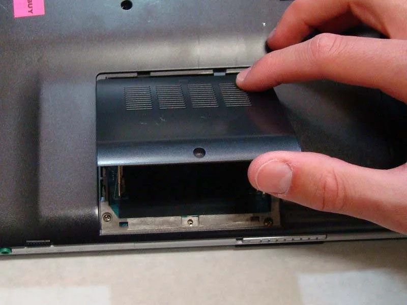 huong-dan-cach-thay-ban-phim-laptop-sony-vaio-vgn-fs640-h5