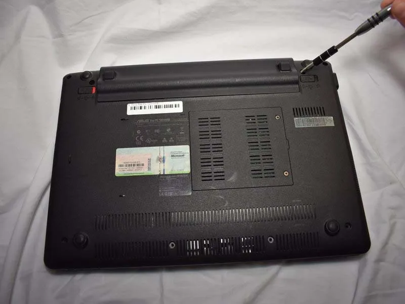 huong-dan-cach-thay-the-o-cung-asus-eee-pc-1201hab-h4