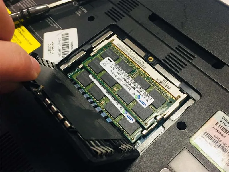 huong-dan-thay-ram-cho-sony-vaio-vpcea3c5e-h3