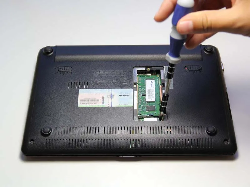 huong-dan-cach-thay-the-o-cung-cho-asus-eee-pc-1005peb-h16